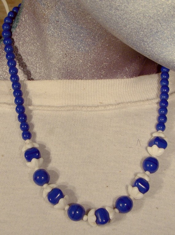 Art Deco Royal Blue and White Glass Beads Necklac… - image 4