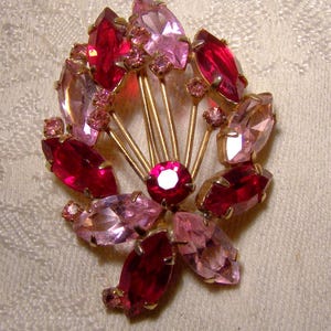 Pink and Red Rhinestones Gold Plated Brooch 1950s
