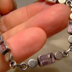 Puede incluir: Un brazalete de plata con un dise&ntilde;o de cadena y piedras preciosas rectangulares de amatista. El brazalete est&aacute; hecho de plata de ley y tiene un acabado pulido.