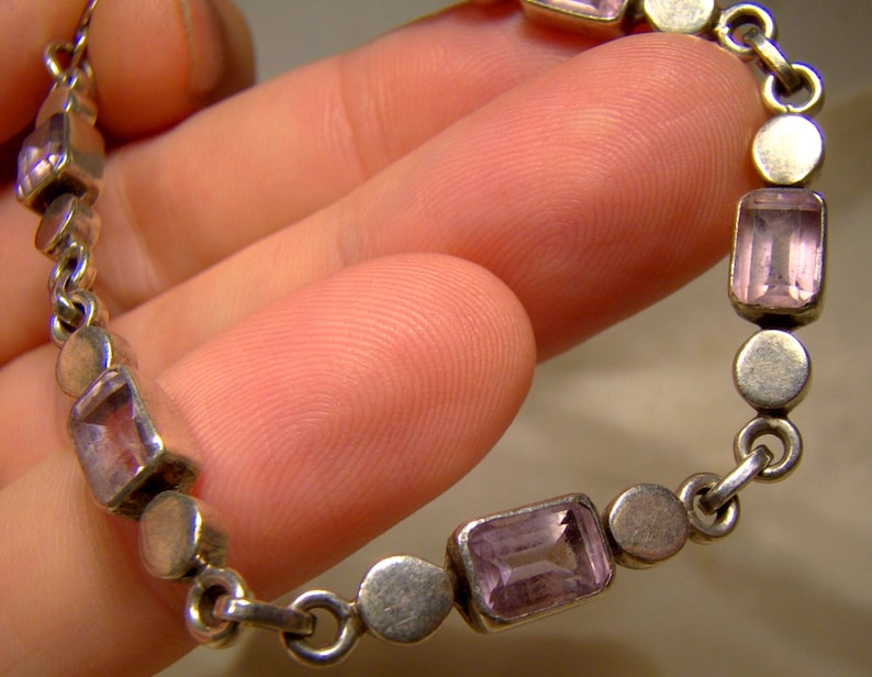 Puede incluir: Un brazalete de plata con un dise&ntilde;o de cadena y piedras preciosas rectangulares de amatista. El brazalete est&aacute; hecho de plata de ley y tiene un acabado pulido.