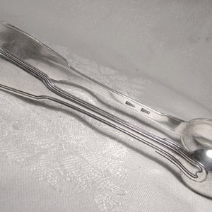 Puede incluir: Pinzas de az&uacute;car de plata con un dise&ntilde;o ornamentado. Las pinzas est&aacute;n hechas de plata pulida y tienen un aspecto cl&aacute;sico y elegante.