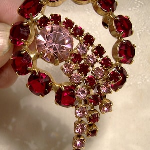 Pink and Red Rhinestones Round Dangly Brooch 1950s