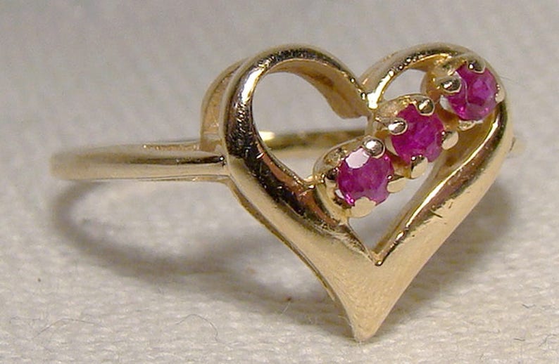 14K Rubies Heart Ring 1970s 14 K 3 Ruby Row Size 7