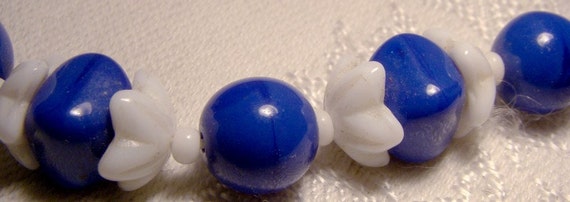 Art Deco Royal Blue and White Glass Beads Necklac… - image 2