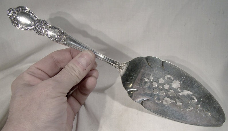 Rogers Heritage 10-58 Silver Plated Pierced Pie Lifter 1953