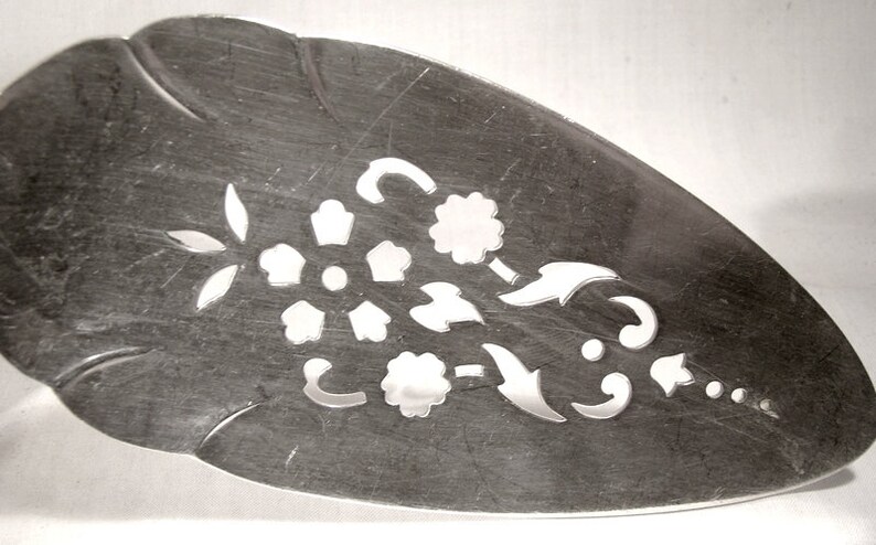 Rogers Heritage 10-58 Silver Plated Pierced Pie Lifter 1953