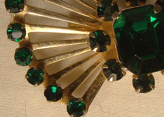 Coro Gold Plated Green Rhinestones Brooch 1940s-1… - image 5