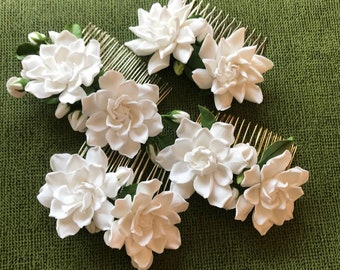 Two white gardenias  hair comb. Hair comb polymer clay flowers. Wedding flowers