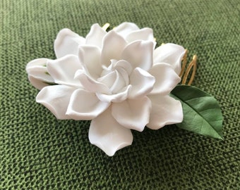 White gardenia  hair comb. Hair comb polymer clay flowers. Wedding flowers