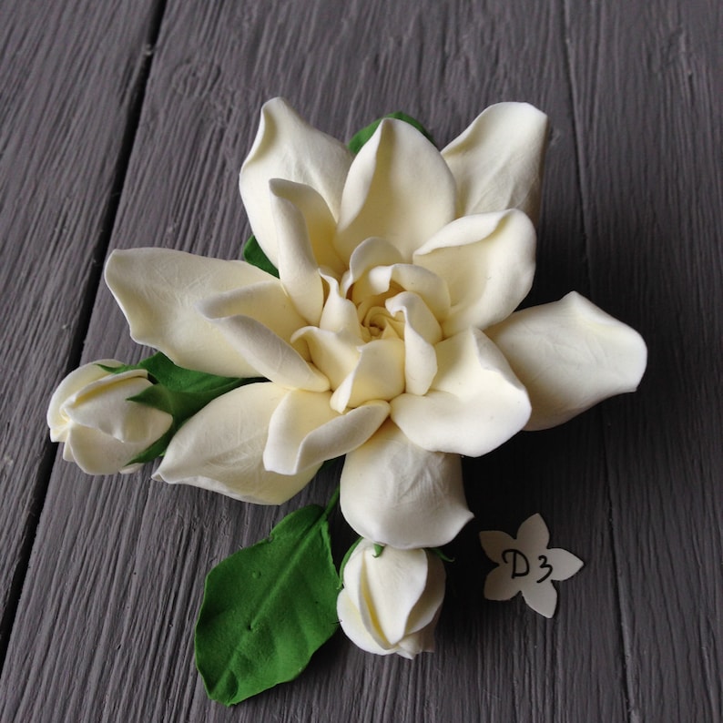 Hair clip polymer clay flower for wedding. Ivory gardenia on alligator clip