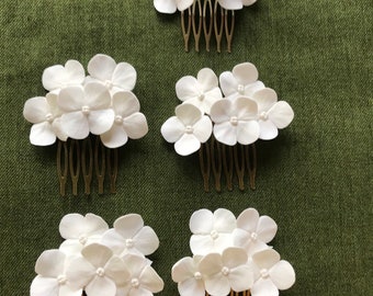 Very light ivory hydrangea bride hair comb.  Hair comb polymer clay flowers. Wedding floral hairstyle