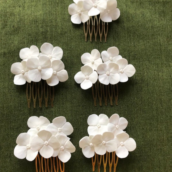 Very light ivory hydrangea bride hair comb.  Hair comb polymer clay flowers. Wedding floral hairstyle