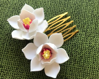White magnolia bride hair comb.  Hair comb polymer clay flowers. Wedding floral hairstyle