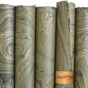 Oliva com detalhes em dourado — 5 folhas de papel marmorizado artesanal de gramatura média