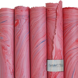 Papel marmoleado de comercio justo hecho a mano con 5 hojas de color rosa intenso y con gramaje de texto