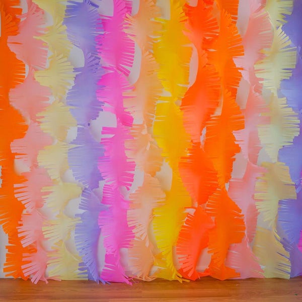 Fondo con flecos de papel crepé: decoración para fotomatón, guirnalda de flecos y decoración para fiestas.