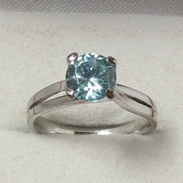 Vintage 18K Blue Zircon Ring