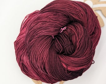 Fingering Sockenwolle / Rosé mit Nuancen von Maroon Gefärbt (100% Superwash Merino Wolle) Handgefärbt / Briar