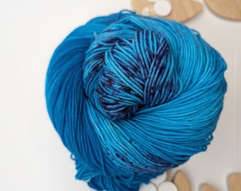 Fingering Sockenwolle / Helles Türkis-Blau mit Dunkelvioletter Sprenkelung (75/25 Superwash Merino Wolle / Nylon) Handgefärbt / Free Swim