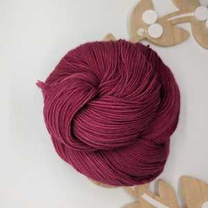 Filato per calzini da dito / Filato rosa magenta brillante (100% lana merino superlavabile) tinto a mano / Rosa infinito