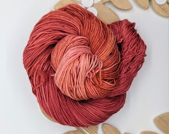 Fingering Sockenwolle / Pfirsichfarben Pink gesprenkelt mit Orange und Beere (100% Merinowolle Superwash), handgefärbt / Rum Punch