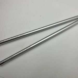 パーソナライズされたアルミニウム合金ドラムスティック、カスタムドラムスティック、ドラマーギフト、彫刻されたドラムスティックペア、レーザー彫刻されたドラムスティック