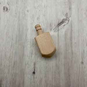 Dreidel de madera en blanco