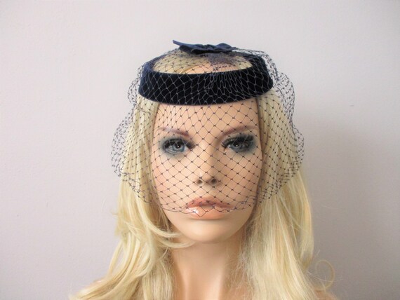 navy-blue-cocktail-hat-vintage-1940s-velvet-ring-bows-gem