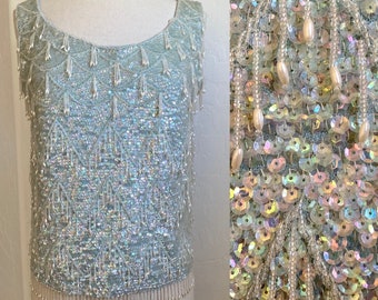 Haut perlé à sequins vintage des années 1950 bleu pastel chemisier sans manches à franges en cristal et perles synthétiques