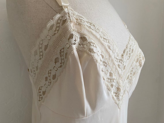 KOMAR Dress Slip Vintage 1960s Beige Nylon Lace L… - image 4