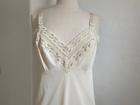 KOMAR Dress Slip Vintage 1960s Beige Nylon Lace L… - image 3