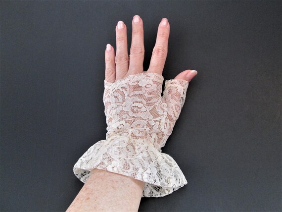 Fingerless Lace Glove Vintage 1980s Off White Ruff
