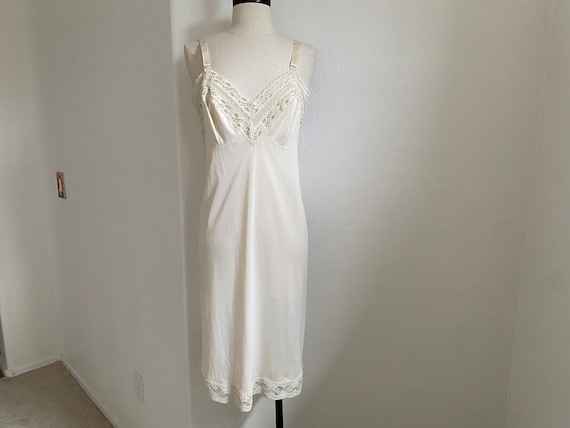 KOMAR Dress Slip Vintage 1960s Beige Nylon Lace L… - image 2