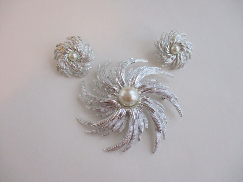 SARAH COVENTRY Atomic Swirl Brooch Clip Earrings Vintage 1950s Silver Plate Faux Pearl Cabochon Costume Jewelry Set