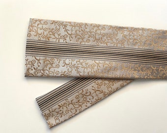 Cravate fine en soie vintage des années 1950 des années 1960, argent doré, floral rayé, cravate à fond plat