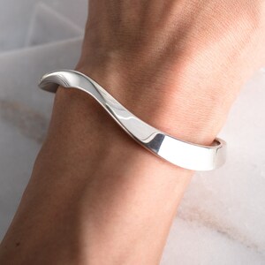 Bracciale rigido in argento sterling con tripla torsione e schiava