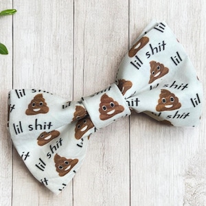 Pajarita con forma de emoji de caca para perro, Lil Sh*t Bow, hecha a mano en EE. UU.