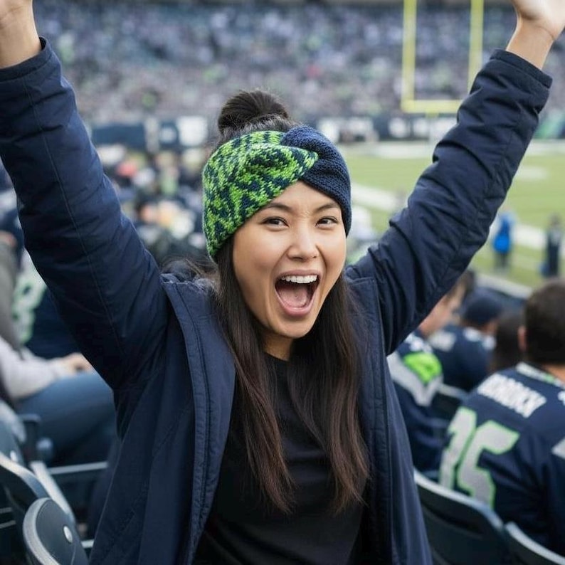 Fascia per capelli Seattle Navy & Green Twist, fascia invernale a doppio strato per tifosi di football americano, scaldacollo lavorato a mano per il giorno della partita, realizzata a mano negli Stati Uniti.