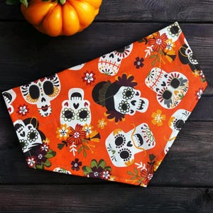 Bandana para perro del Día de los Muertos de Halloween, bandana para perro del Día de los Muertos de Halloween, toboganes en el collar, personalización disponible