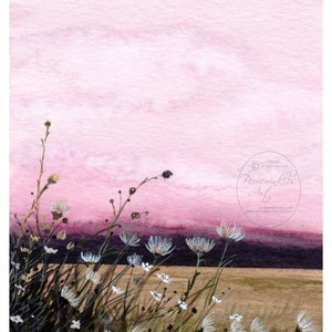 Puede incluir: Una pintura de acuarela de un campo de flores silvestres blancas en primer plano con una puesta de sol rosa y p&uacute;rpura en el fondo. La pintura est&aacute; firmada "Periwinkles Art" en la esquina inferior derecha.
