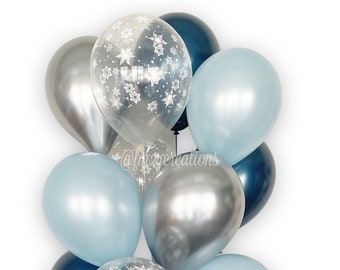 Könnte beinhalten: Ein Bündel blauer, silberner und transparenter Ballons mit Schneeflockenmustern. Die Ballons sind mit einem blauen Band zusammengebunden.