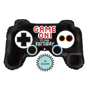 Op de afbeelding: Zwart-witte 36 inch game controller ballon met de tekst "Game On! It's your birthday".