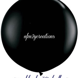 Puede incluir: Un gran globo negro de &oacute;nix de 91 cm con el texto "@fm2ycreations" impreso en &eacute;l.