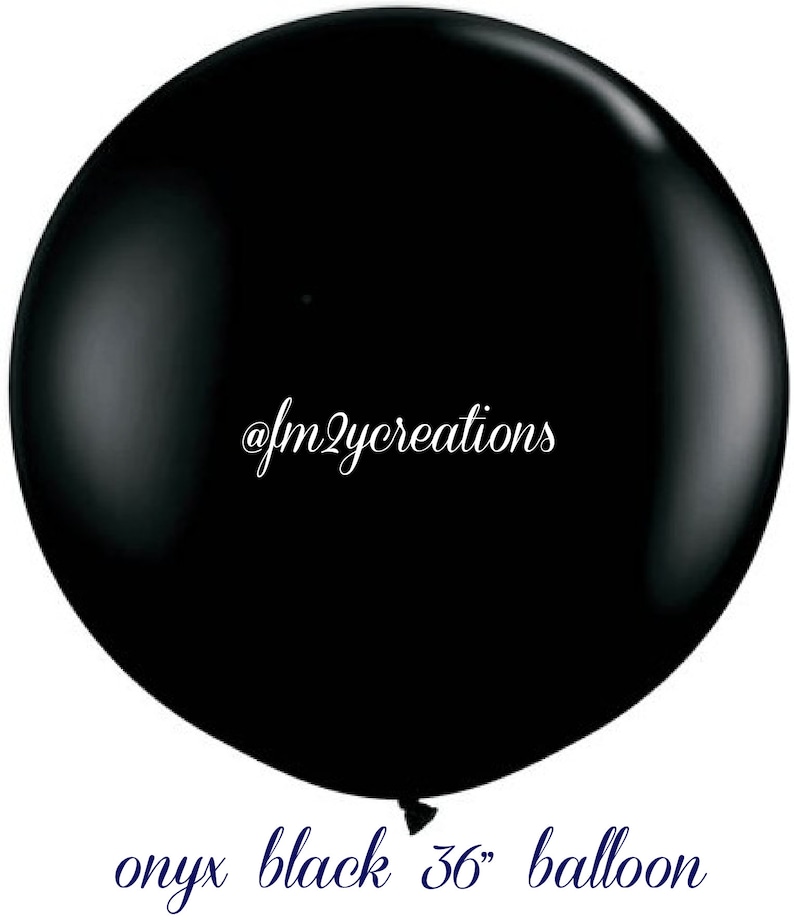 Puede incluir: Un gran globo negro de &oacute;nix de 91 cm con el texto "@fm2ycreations" impreso en &eacute;l.