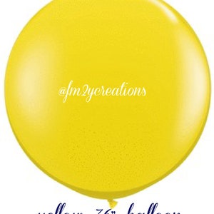 Puede incluir: Un globo amarillo brillante de 91 cm. El globo est&aacute; inflado y listo para usarse en una fiesta o celebraci&oacute;n. El texto "@fm2ycreations" est&aacute; impreso en el globo.