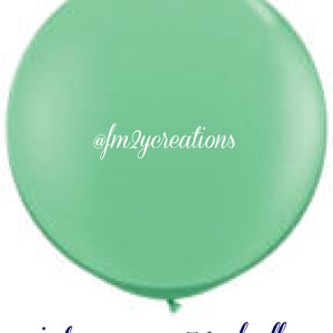 Puede incluir: Un globo grande de color verde menta de 91 cm. El globo est&aacute; inflado y tiene un acabado brillante. El texto "@fm2ycreations" est&aacute; impreso en el globo.