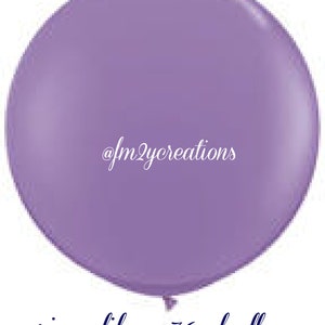 Puede incluir: Un globo grande de color lila primavera de 36 pulgadas. El globo es de un solo color con un ligero brillo. El texto "@fm2ycreations" est&aacute; impreso en el globo.