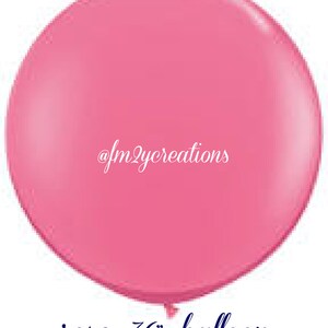 Puede incluir: Un gran globo rosa brillante de 91 cm de di&aacute;metro. El globo est&aacute; sin inflar y tiene un acabado mate. El texto "@fm2ycreations" est&aacute; impreso en el globo. El texto "rose 36" balloon" est&aacute; impreso debajo del globo.