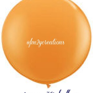Puede incluir: Un gran globo naranja brillante de 91 cm de di&aacute;metro. El globo est&aacute; inflado y tiene un acabado brillante. El texto "@fm2ycreations" est&aacute; impreso en el globo.