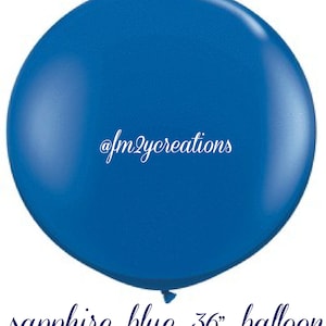 Puede incluir: Un globo grande, redondo, de color azul zafiro con el texto "@fm2ycreations" impreso en &eacute;l. El globo tiene un di&aacute;metro de 91,44 cm.